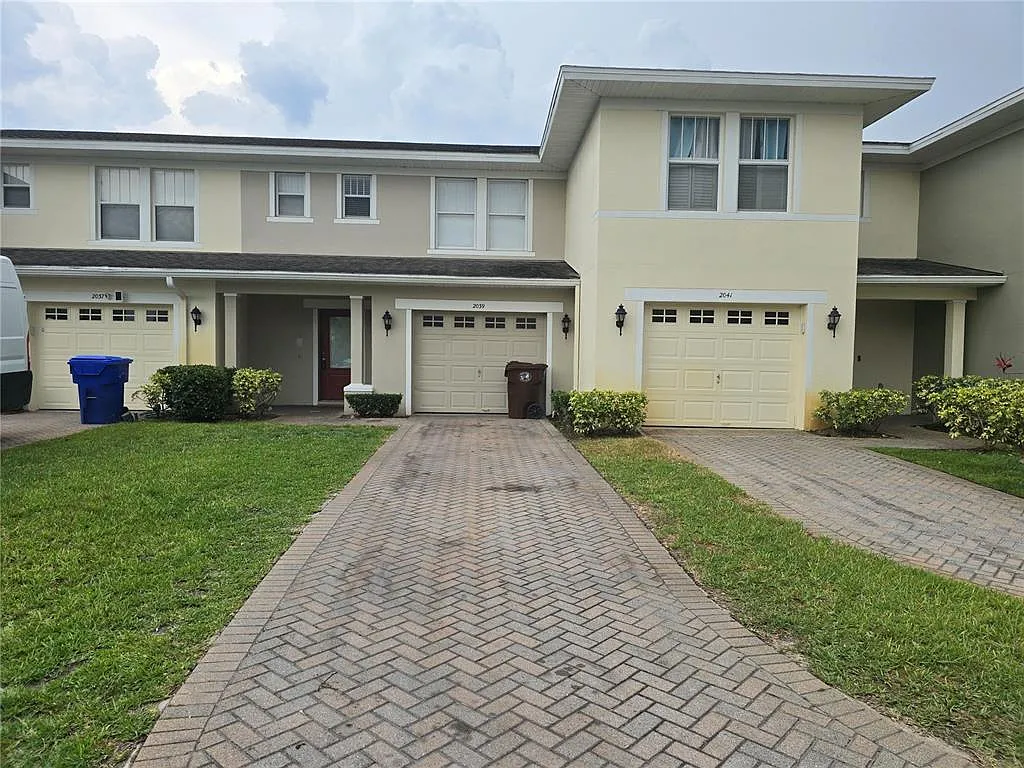 3 bed, 2.5 bath, 1382 sqft, $1,900 — Photo 3