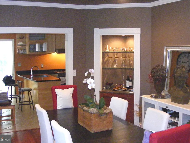 316 Locust Ave — Photo 6