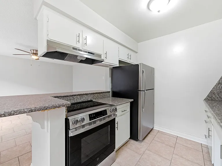 912 Gladys Avenue — Photo 2