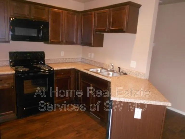 1040 E Caravan St — Photo 2