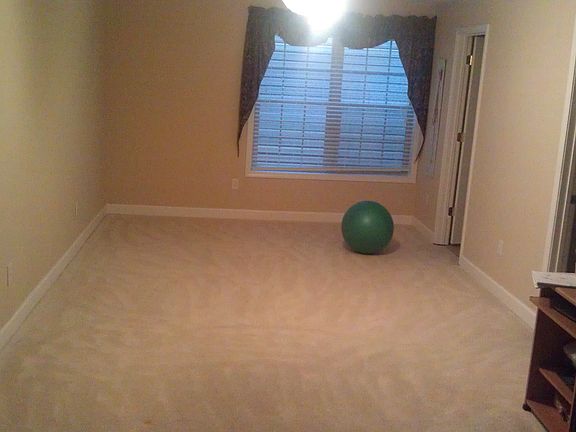 upstairs. 27' 7" x 11' 5".