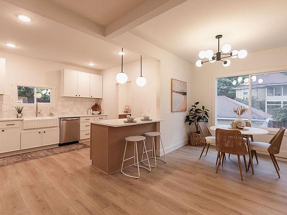 4th image of 212 E Diamond Lake Rd