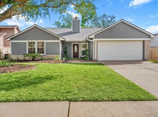 15807 Castorglen Dr, Webster, TX 77598