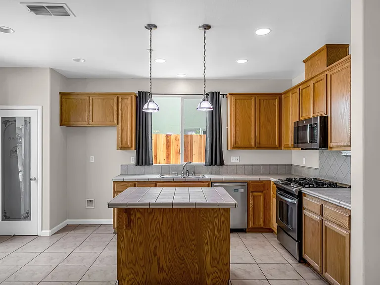 1605 Laugenour Dr — Photo 9