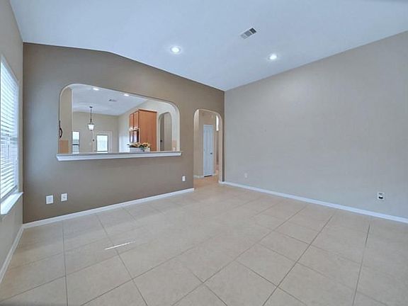 3rd image of 622 W Newport Bnd