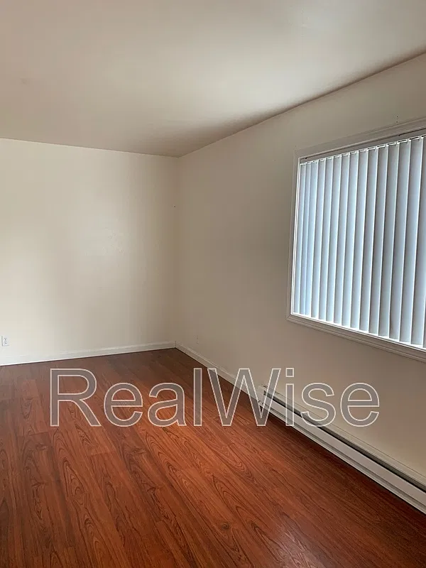 8415 N Fessenden St — Photo 4