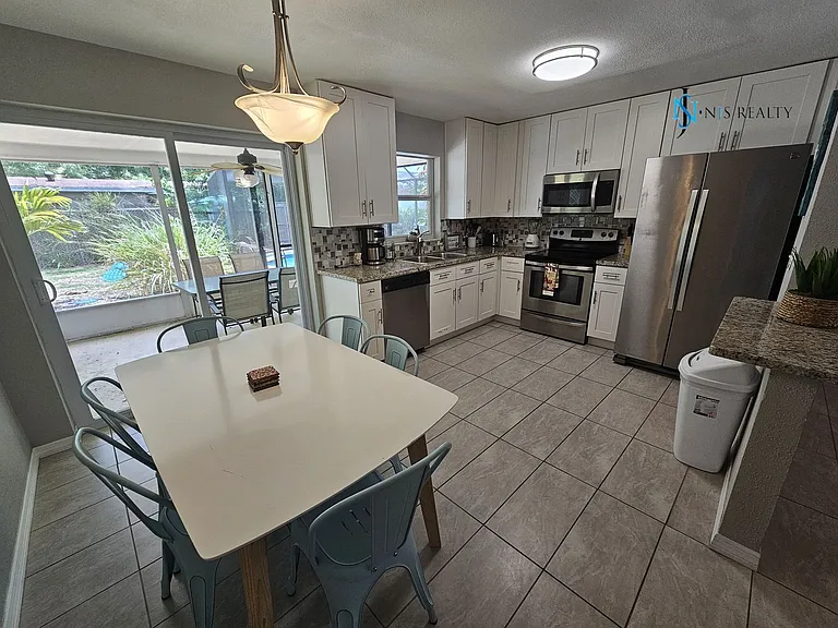 2173 Gladys St — Photo 4