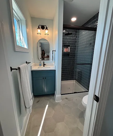 Ensuite Bathroom to upstairs bedroom with observation deck
