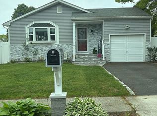 40 Hurtin St, Port Jefferson Station, NY 11776