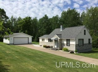 92 E Allen St, Iron River, MI 49935