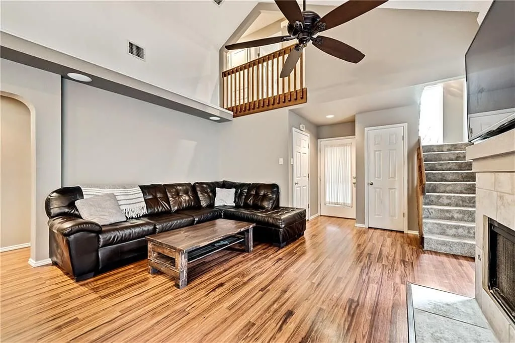 3 bed, 2.5 bath, 1687 sqft, $2,500 — Photo 3