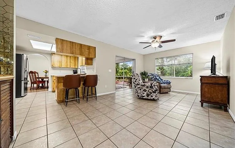 19208 Murcott Dr E — Photo 3