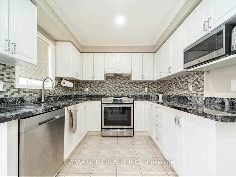 15 Sedgewick Cir — Photo 5