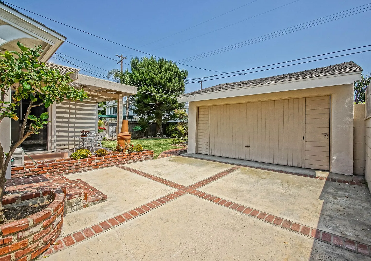 Charming, Bright & Spacious Hollyglen 3br2ba + Den W/ Spacious Front & Rear Yards, Large Driveway... — Photo 4