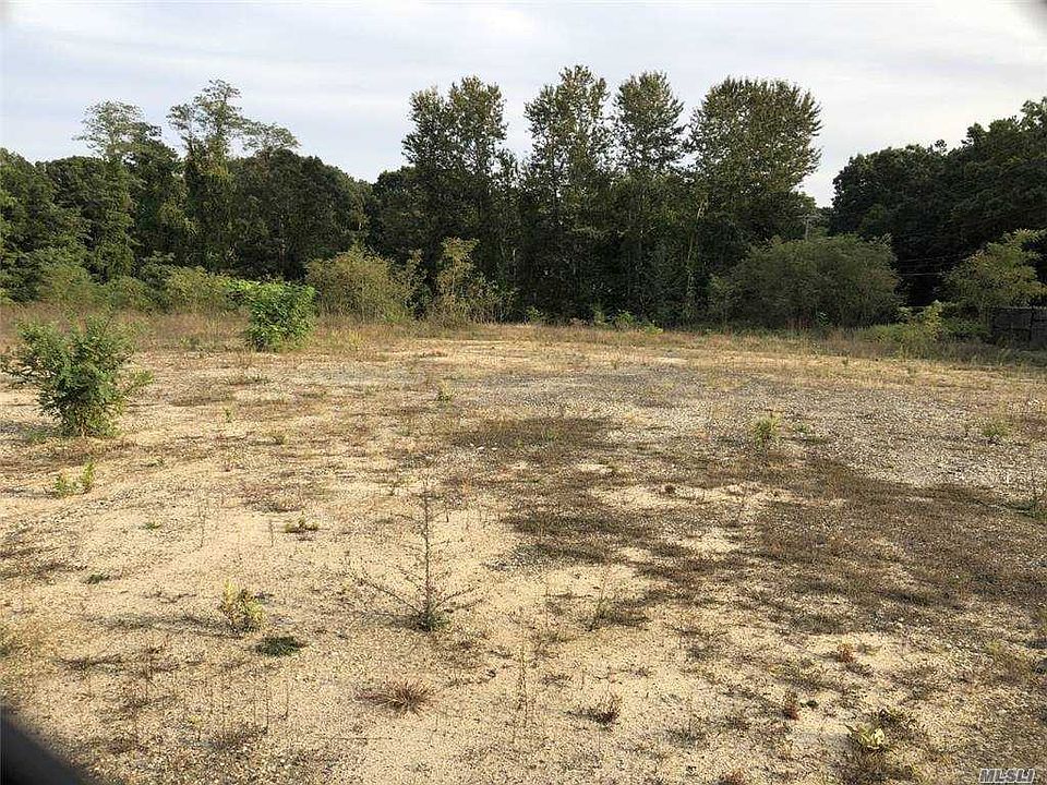 2nd image of 890 Middle Country Rd