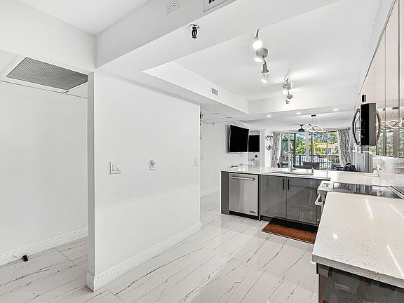 4th image of 18 Royal Palm Way #109