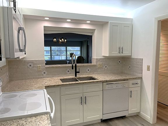 3rd image of 100 Bluff View Dr APT 211A