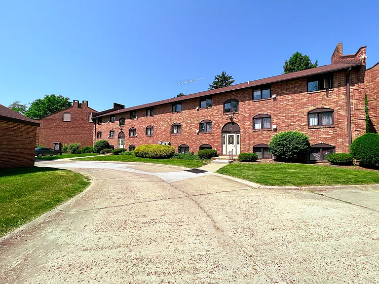 Carriage Hill Apartments — Photo 7
