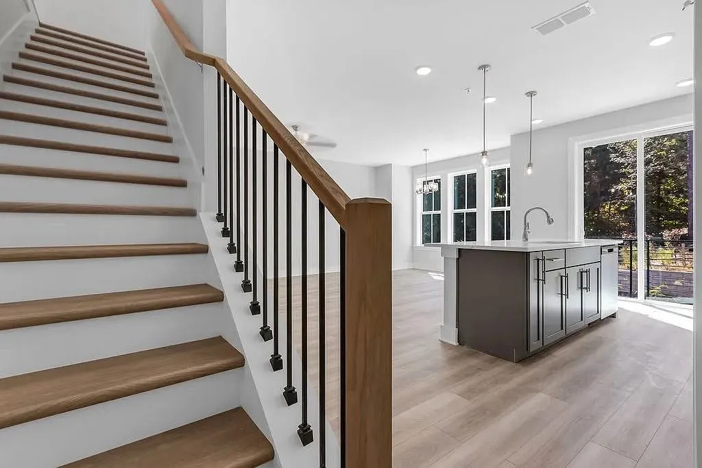 3 bed, 2.5 bath, 1923 sqft, $2,600 — Photo 4