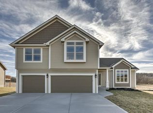 14607 Green Castle Dr, Smithville, MO 64089