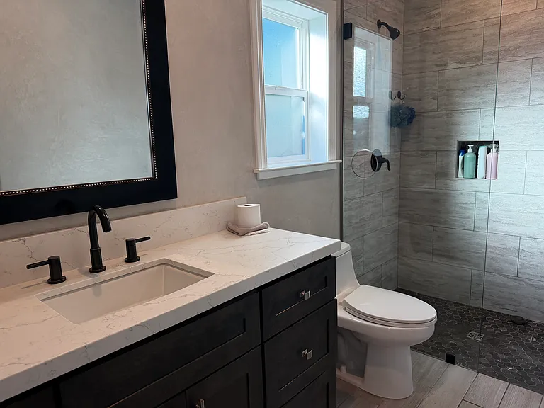 Hall bathroom adjacent to the 3 bedrooms