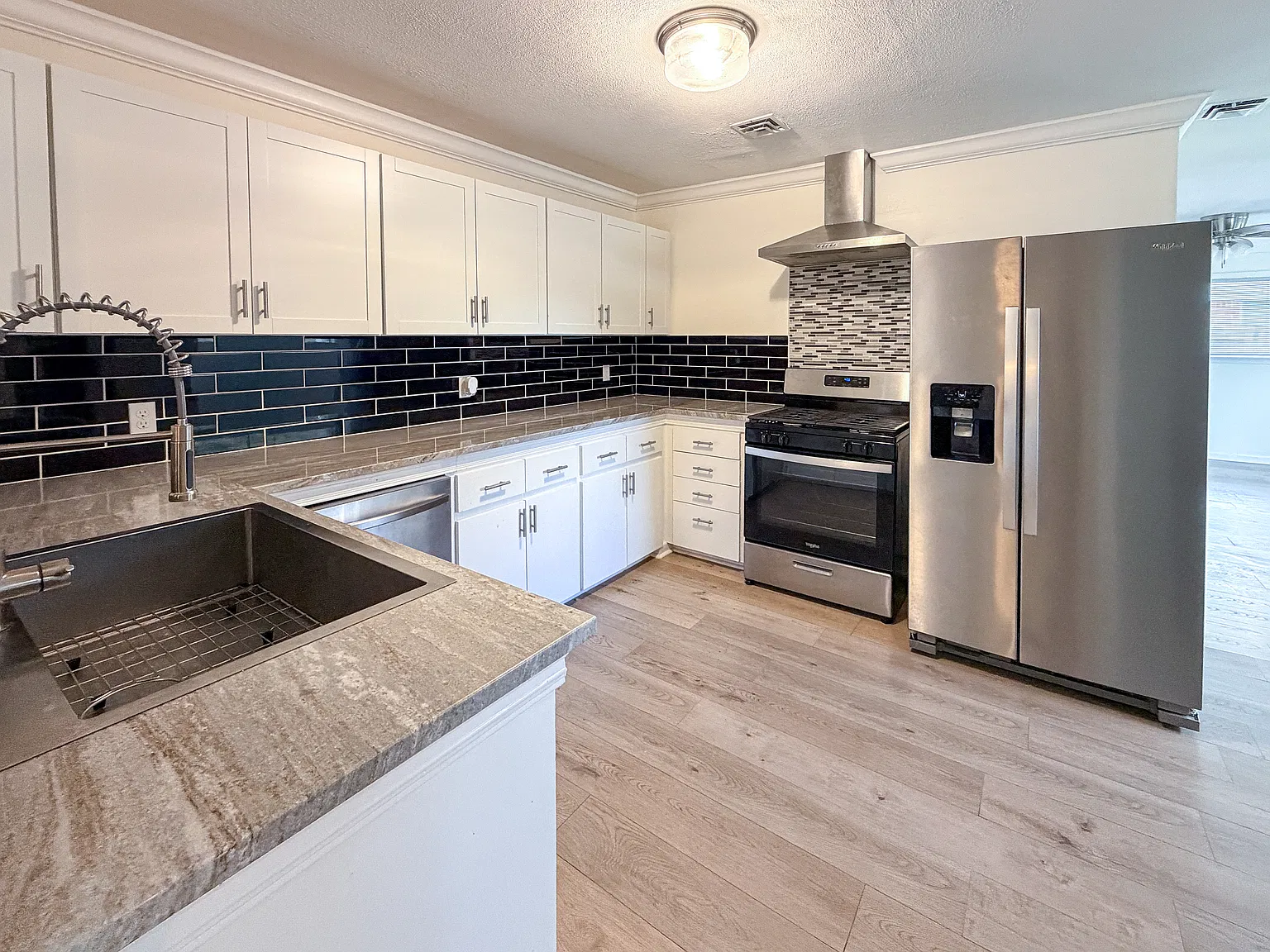 3 bed, 1.5 bath, 1702 sqft, $1,700 — Photo 3