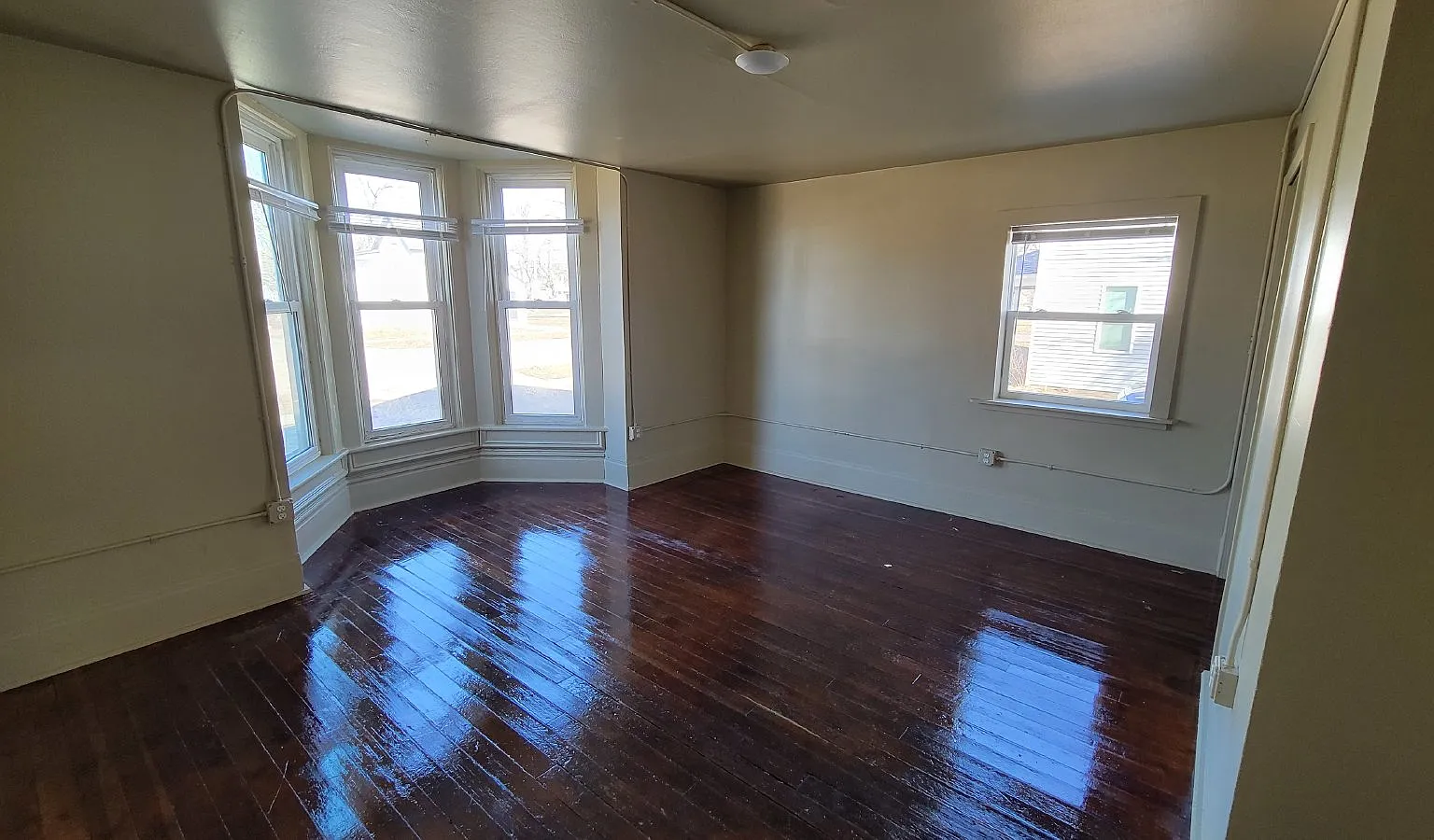 3 bed, 1.5 bath, $460 — Photo 2