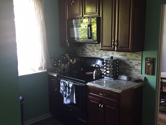 3rd image of 121 Burley Cir