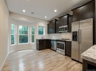 1 Grace Ln, Lindenhurst, NY 11757