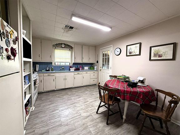 5th image of 608 Hackberry Bnd