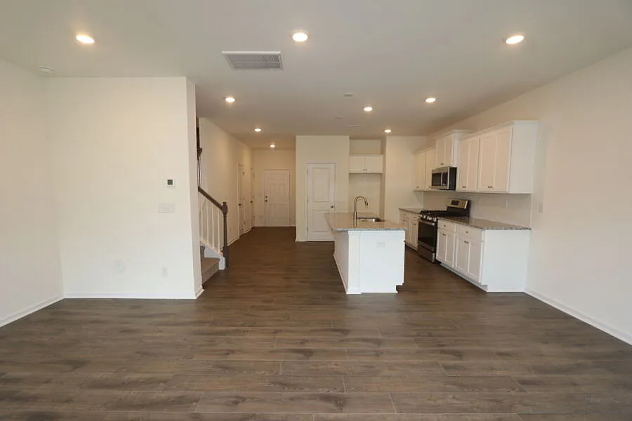 2748 Trinity St — Photo 4
