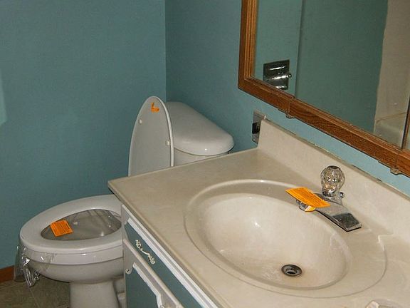 5th image of 912 W 11th St