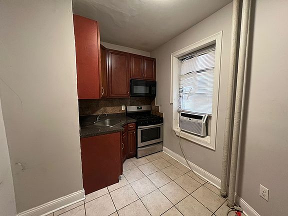 2nd image of 500 Baldwin Ave APT 1