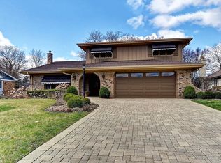 8412 Clynderven Rd, Burr Ridge, IL 60527