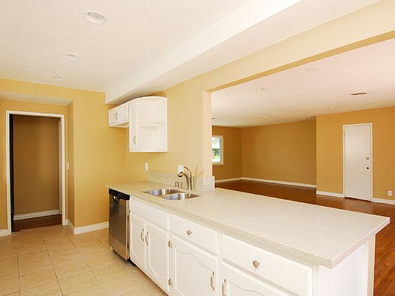 3rd image of 814 S Courson Dr