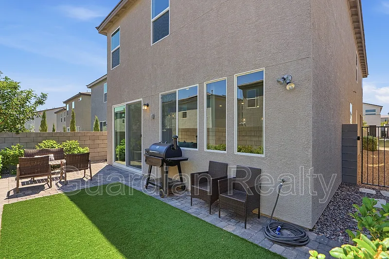 5 bed, 4.0 bath, 2466 sqft, $3,045 — Photo 2