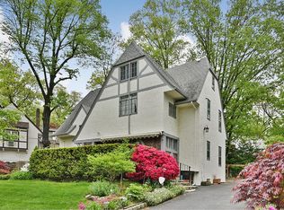 13 Pont St, Great Neck, NY 11021