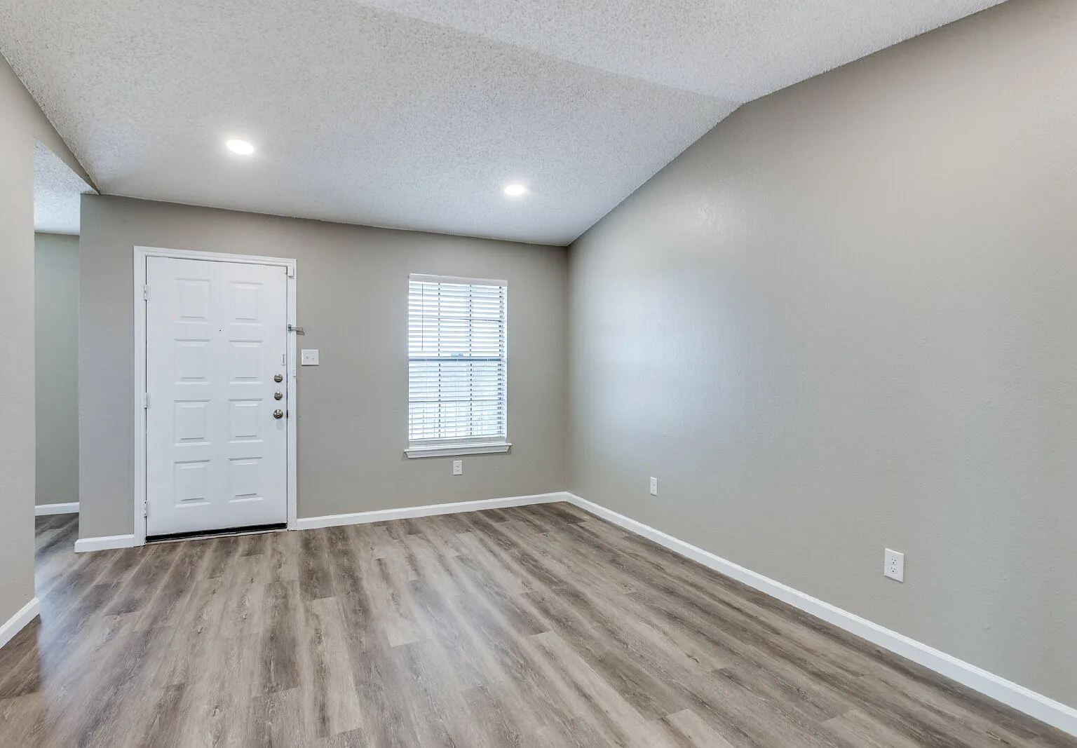 2 bed, 1.0 bath, 830 sqft, $1,250 — Photo 2