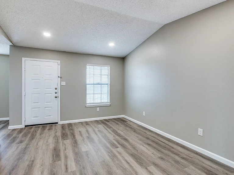 3214 Walton Ave — Photo 2