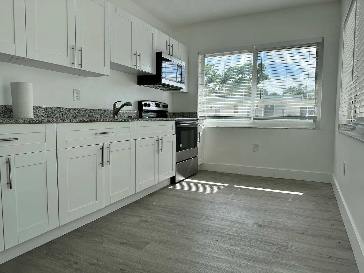 2 bed, 1.0 bath, 1100 sqft, $2,200 — Photo 2