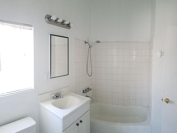 Full Bathroom 2