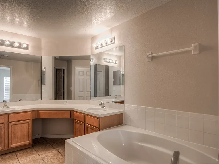 4612 Woodford Dr — Photo 12