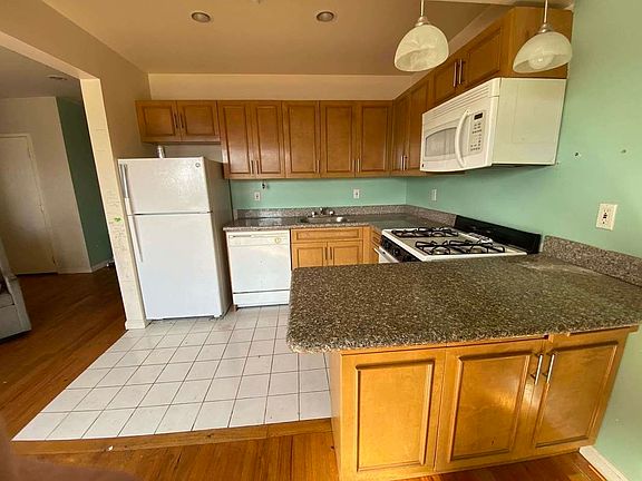 4th image of 37-21 32nd St