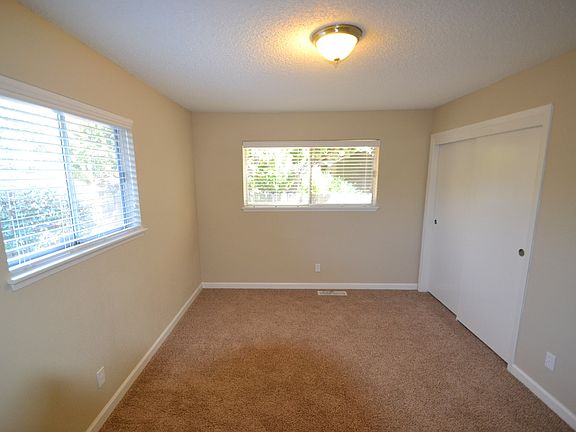5th image of 1109 Silver Lake Dr