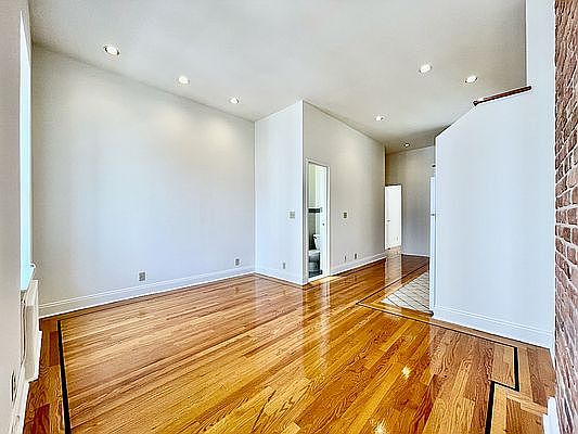 4th image of 326 E 34th St APT F2