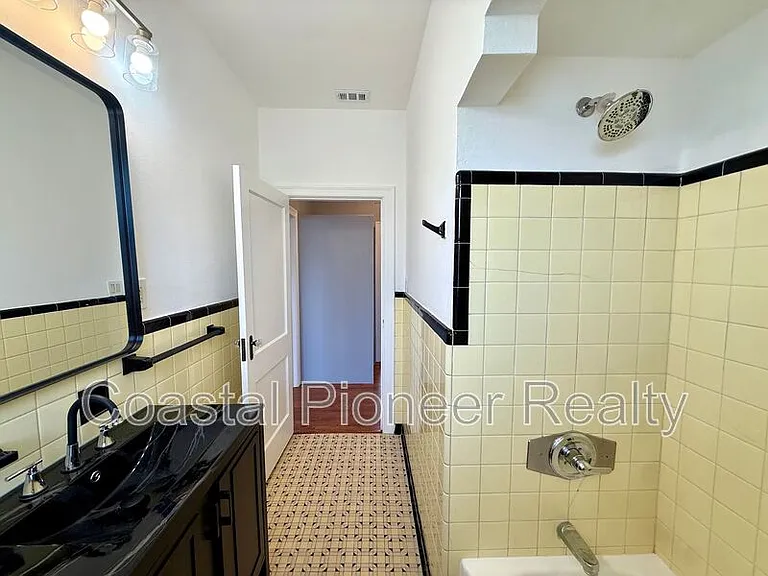 2323 W North B St — Photo 15