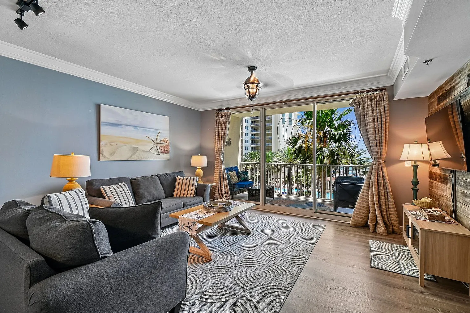 1 bed, 2.0 bath, 904 sqft, $3,774 — Photo 2