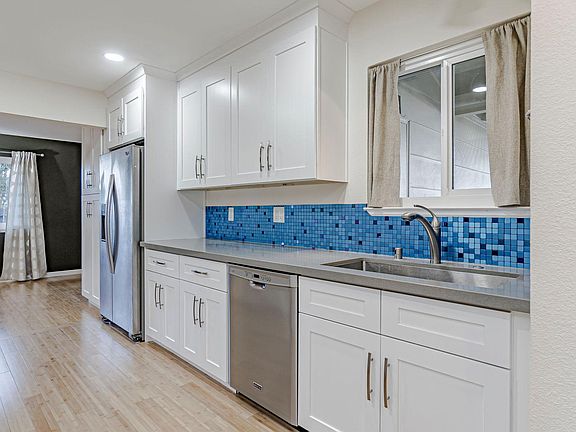 5th image of 1108 Alice St