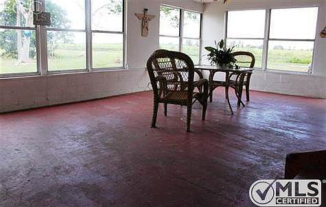 Large front porch with Concrete floor..