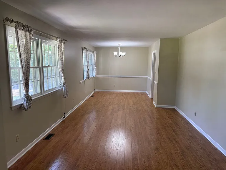 117 Windemere Rd — Photo 2
